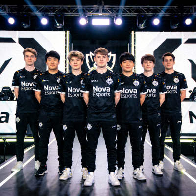 Nova Esports战队队员身着黑色队服合影